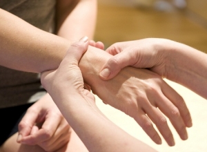 Cổ tay đau, kêu rắc rắc, dây chằng lỏng lẻo sau khi bị ngã xe